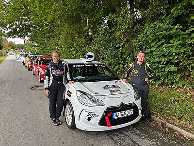 Fahrer Danny Kolleth und Gina Trunk mit ihrem Rallye Fahrzeug