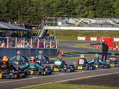 Mehrere Karts stehen an dem Start zum nächsten Rennen