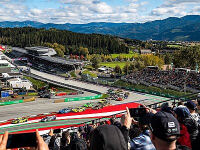 DTM Fahrzeuge in Spielberg, welche sich in der ersten Kurve nach dem Start befinden