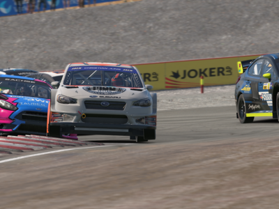 Mehrere Fahrzeuge, die Rallycross fahren